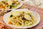 Салат с кальмарами, креветками и пекинской капустой