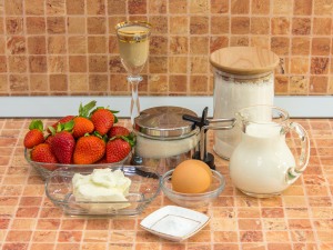 Десерт с бисквитом, клубникой, и сливочным кремом. Ингредиенты