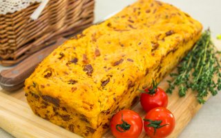 Хлеб с вялеными помидорами, сыром и тимьяном