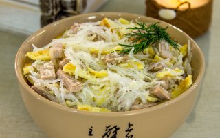 Салат со свининой, фунчозой и яичными блинчиками