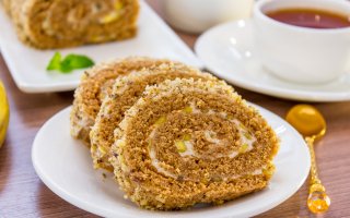 Шоколадный рулет с банановым суфле и грецкими орехами