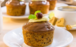 Шоколадные кексы с бананами и фундуком