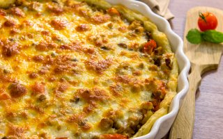 Пирог из слоеного теста с фаршем и овощами