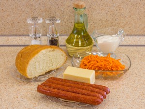 Салат с охотничьими колбасками и сухариками. Ингредиенты