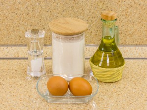 Пошаговый рецепт приготовления домашней лапши на яйцах