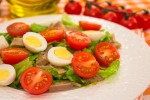 Салат с мясом, помидорами и яйцами