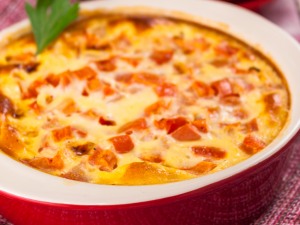 омлет с баклажанами и помидорами в духовке. 445 01348a90 8796 p. омлет с баклажанами и помидорами в духовке фото. омлет с баклажанами и помидорами в духовке-445 01348a90 8796 p. картинка омлет с баклажанами и помидорами в духовке. картинка 445 01348a90 8796 p. Омлет считается французским блюдом, и каждый уважающий себя повар должен уметь его правильно готовить. Французы никогда не добавляют в омлет молоко и муку, а обжаривают его на сливочном масле с одной стороны и заворачивают в рулетик. Предлагаю немножко отойти от классического рецепта и поэкспериментировать. Приготовим на завтрак омлет с овощами — это прекрасное начало дня. В омлет можно добавлять любые овощи и всегда получится вкусно. Сегодня готовим овощной омлет с баклажанами, помидорами и сыром. Получится блюдо достаточно необычным, но в то же время очень вкусным и сытным. Для разнообразия можно еще добавить сладкий перец, бекон и немного зелени.