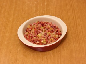 омлет с баклажанами и помидорами в духовке. 445 0736l2w 8717 p. омлет с баклажанами и помидорами в духовке фото. омлет с баклажанами и помидорами в духовке-445 0736l2w 8717 p. картинка омлет с баклажанами и помидорами в духовке. картинка 445 0736l2w 8717 p. Омлет считается французским блюдом, и каждый уважающий себя повар должен уметь его правильно готовить. Французы никогда не добавляют в омлет молоко и муку, а обжаривают его на сливочном масле с одной стороны и заворачивают в рулетик. Предлагаю немножко отойти от классического рецепта и поэкспериментировать. Приготовим на завтрак омлет с овощами — это прекрасное начало дня. В омлет можно добавлять любые овощи и всегда получится вкусно. Сегодня готовим овощной омлет с баклажанами, помидорами и сыром. Получится блюдо достаточно необычным, но в то же время очень вкусным и сытным. Для разнообразия можно еще добавить сладкий перец, бекон и немного зелени.