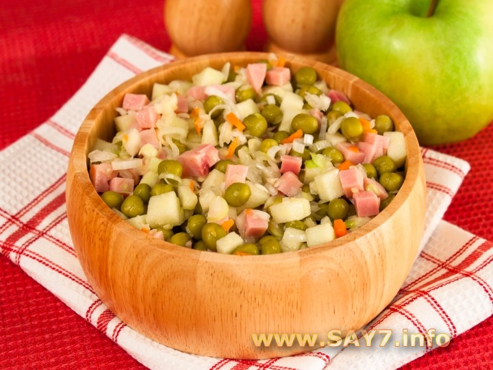 Рецепт Салат с квашеной капустой, ветчиной и яблоком