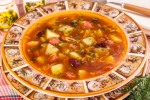 Томатный суп с охотничьими колбасками и фасолью