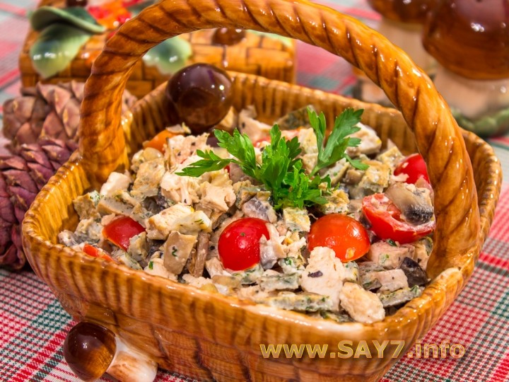 Салат с запеченным куриным филе, блинчиками и грибами