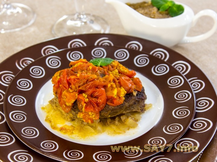 Рецепт Баранина, запеченная с помидорами, с ореховым соусом
