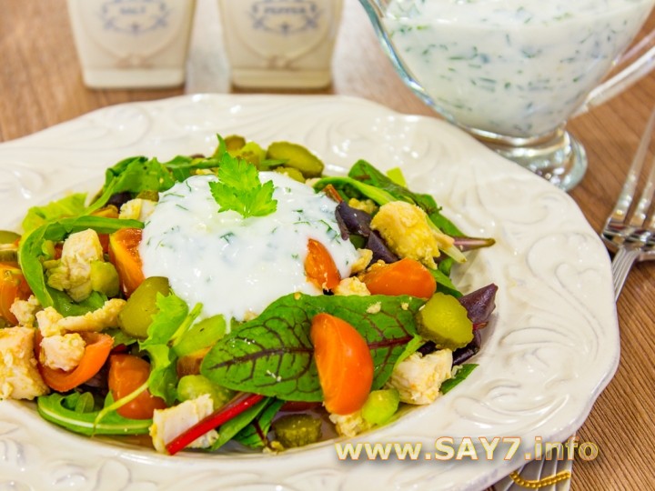 Салат с куриным филе, овощами и йогуртовой заправкой