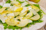 Салат с грушей, козьим сыром и рукколой