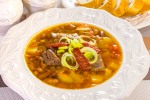 Суп с бараньими ребрышками, фасолью и томатами