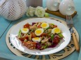 Салат с тунцом, помидорами и яйцами